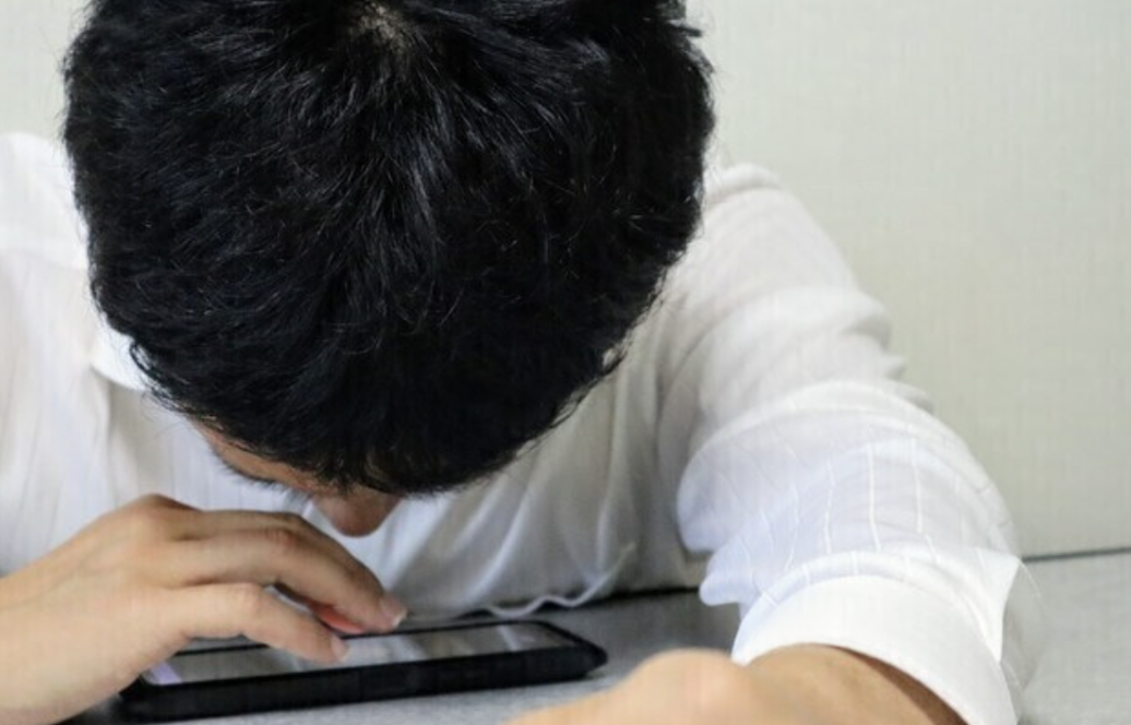 金策に悩む様子